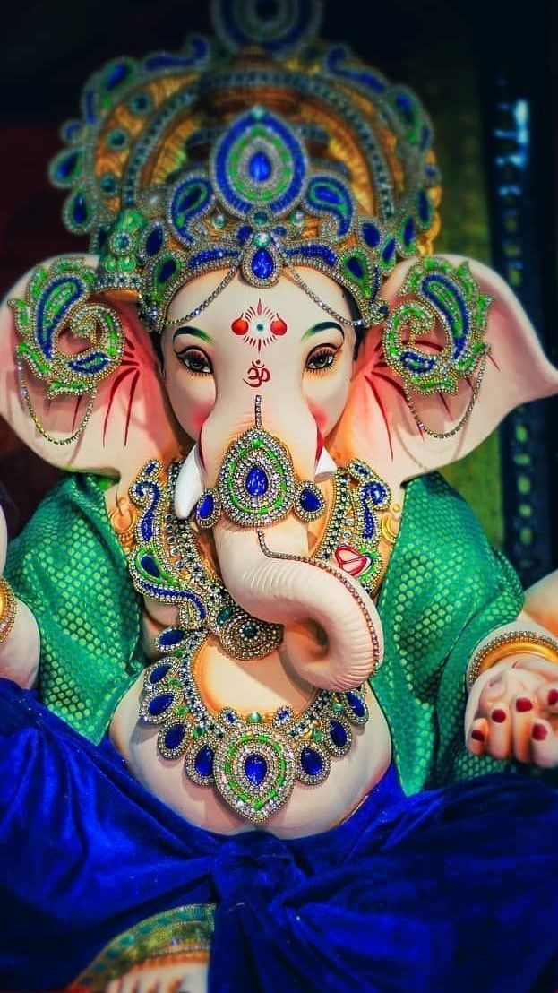Emerald-adorned Ganesha, divine and auspicious.