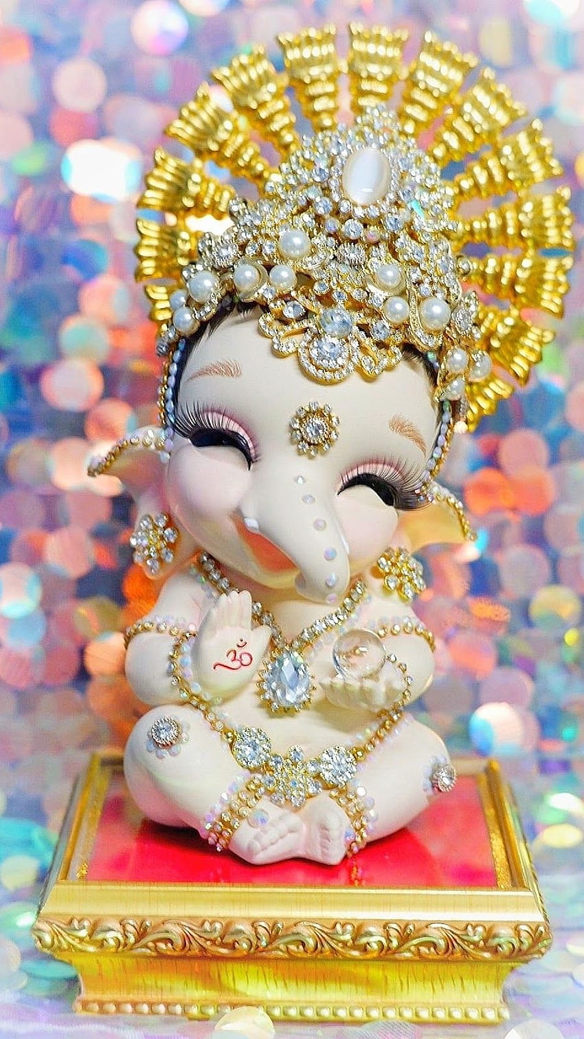 Adorable sparkling Ganesha idol with pearls