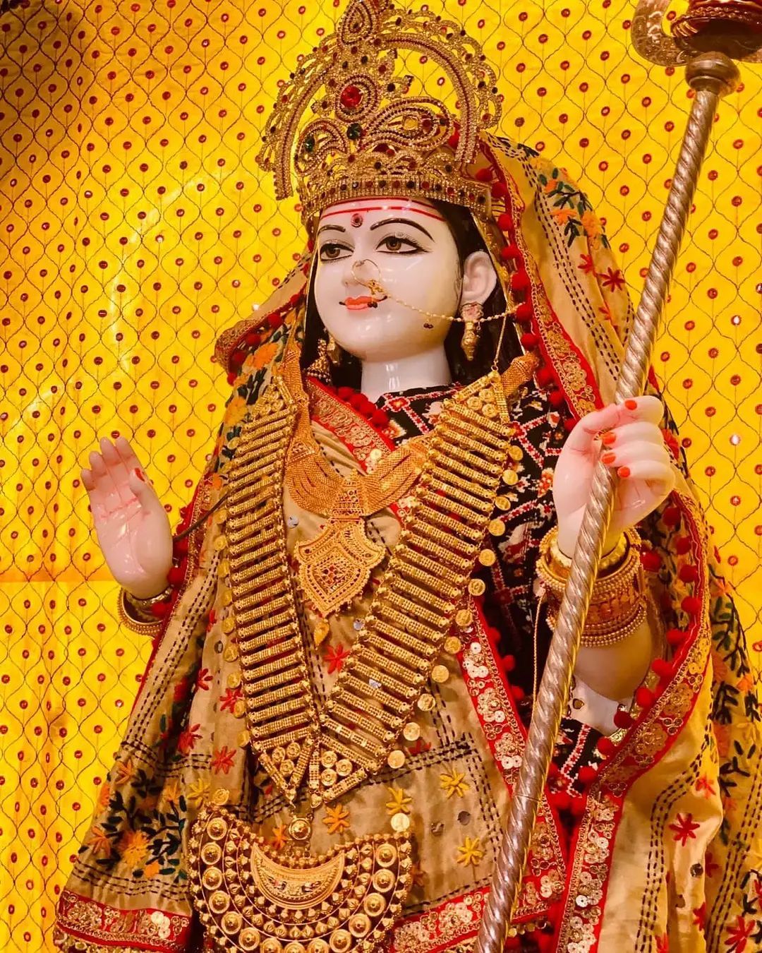 Khodiyar Maa adorned in golden jewelry