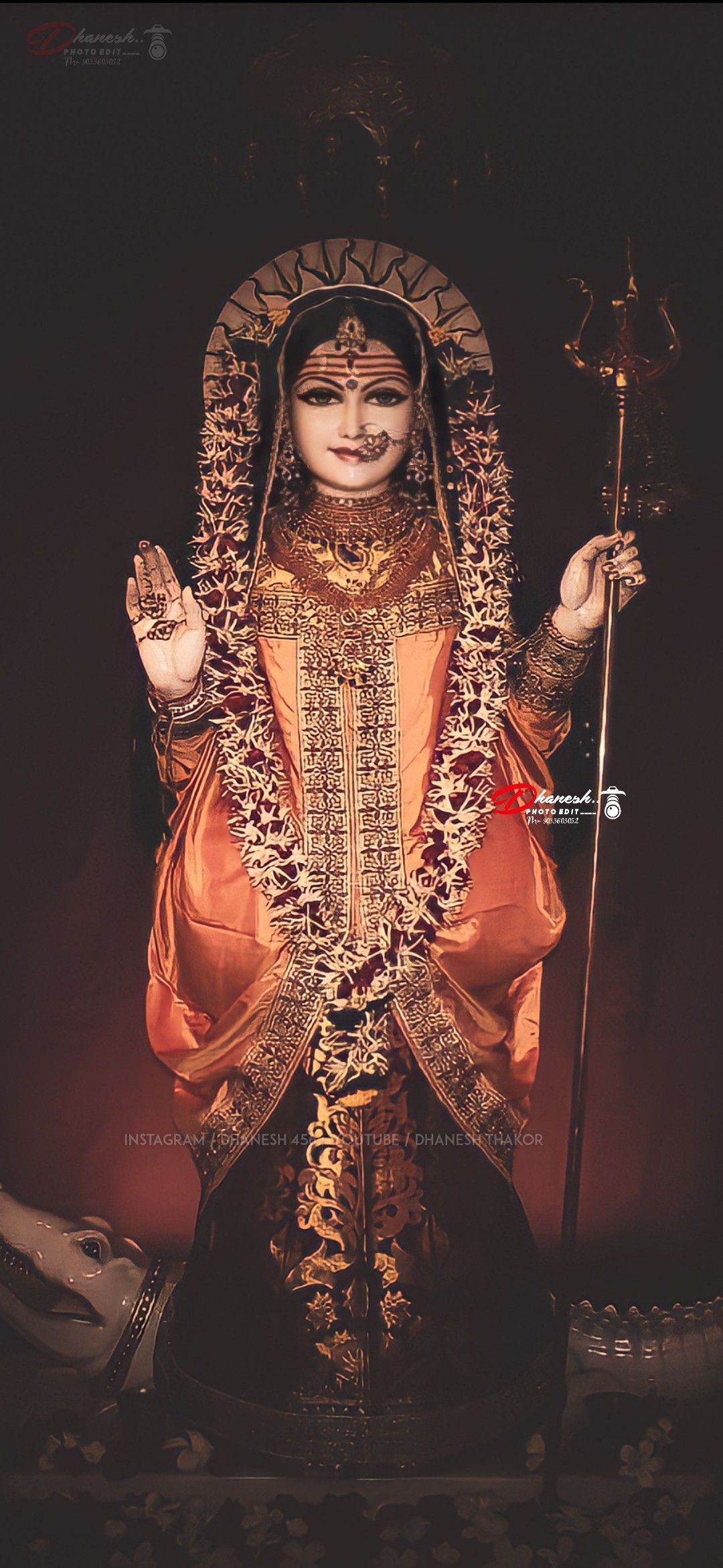 Khodiyar Maa in golden attire blessing devotees.