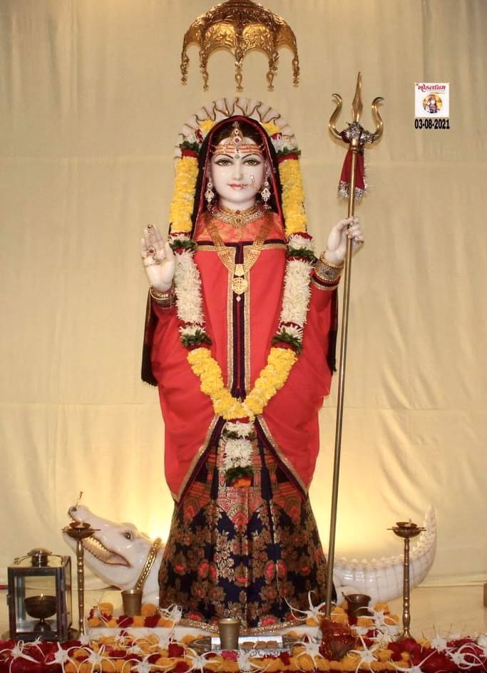 Khodiyar Maa blessing devotees with trident