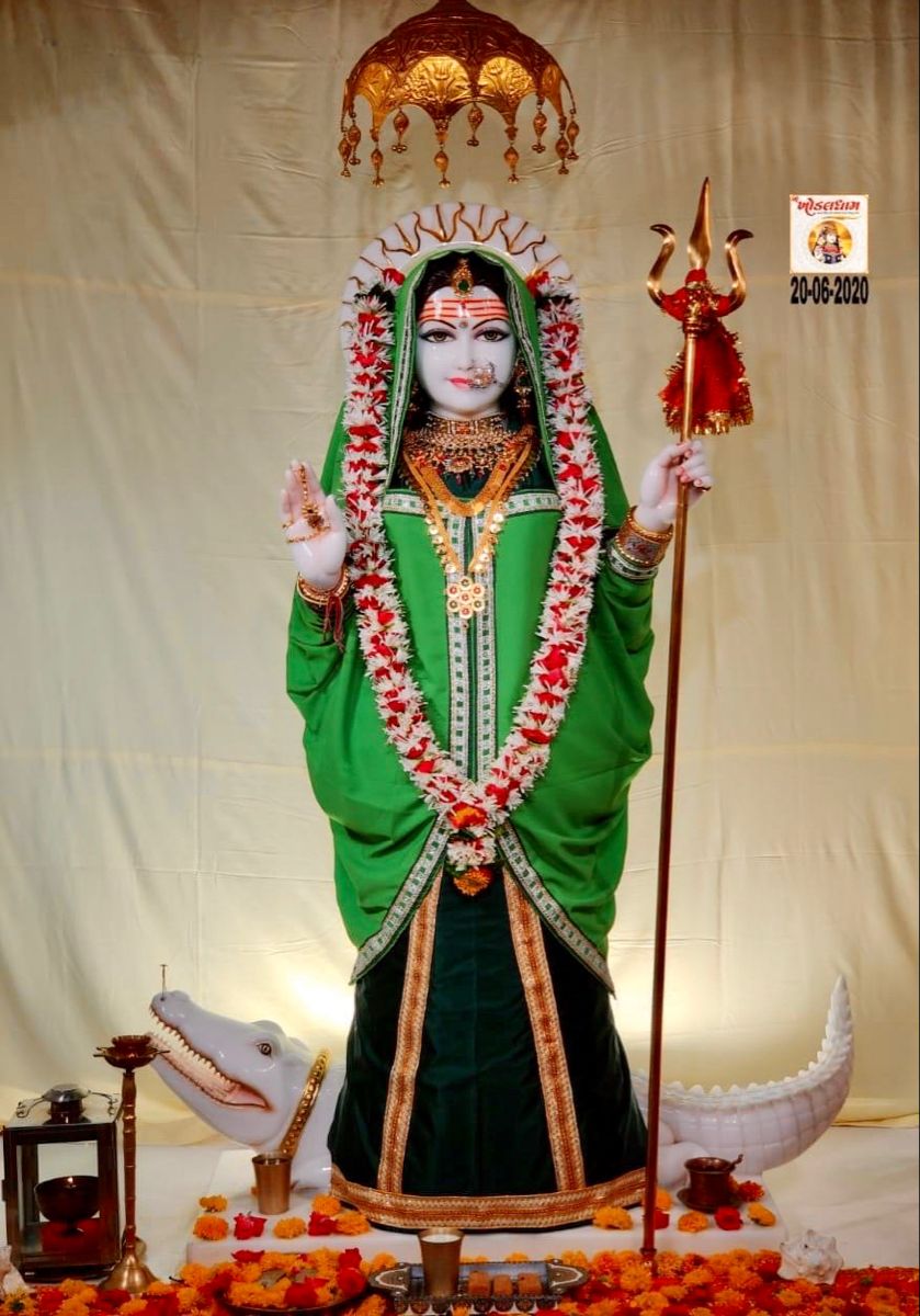 Khodiyar Maa statue with trident and garlands