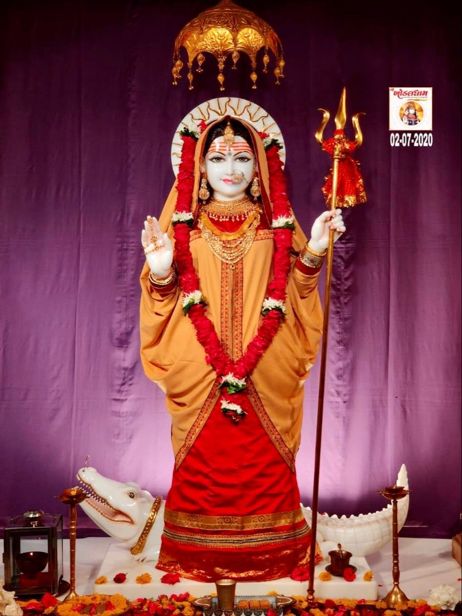 Khodiyar Maa statue with trident blessing.