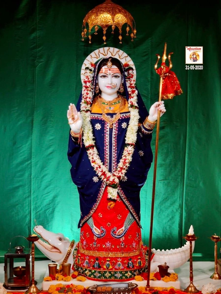 Khodiyar Maa statue with trident and flowers