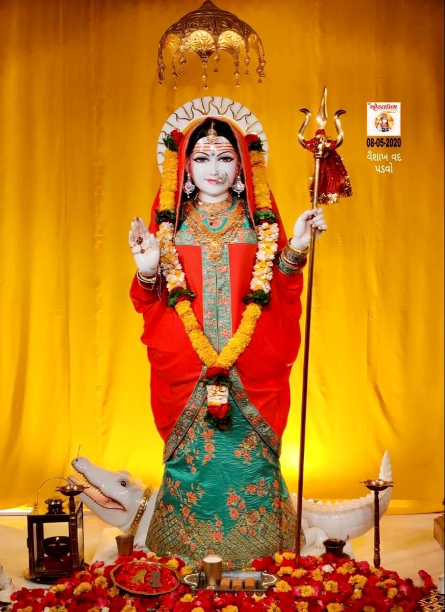 Khodiyar Maa statue with trident and flowers