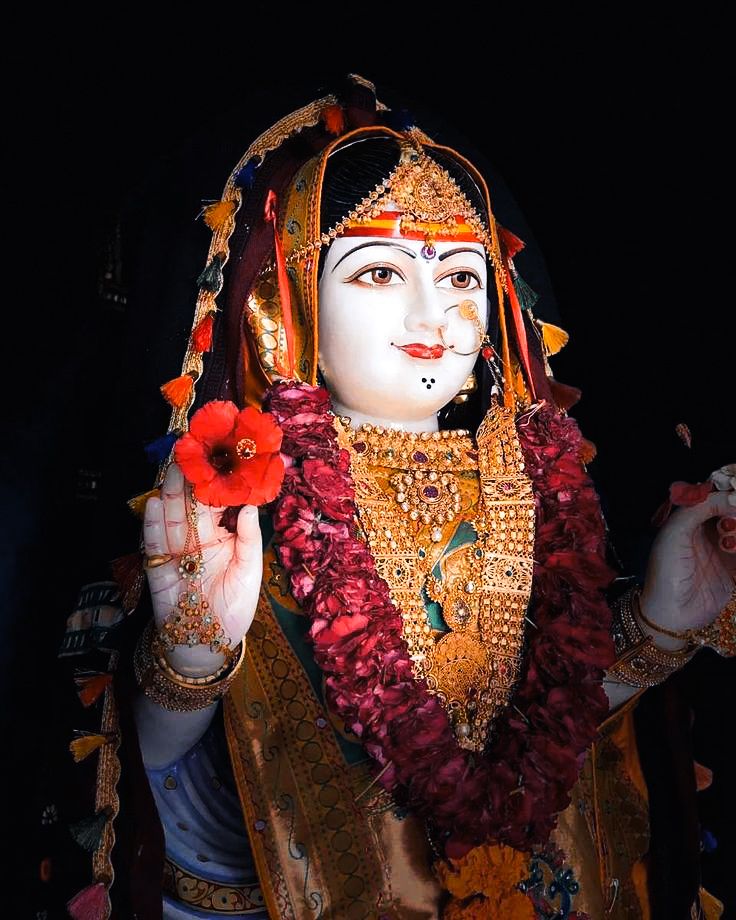 Khodiyar Maa with red flower garland