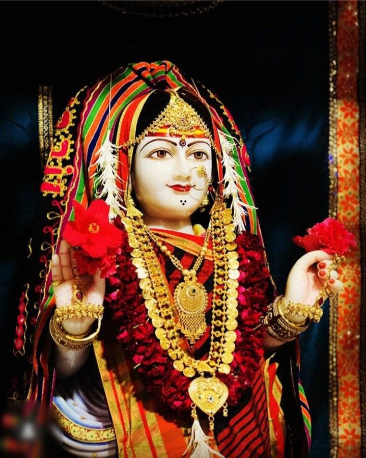 Khodiyar Maa with golden jewelry and blessings