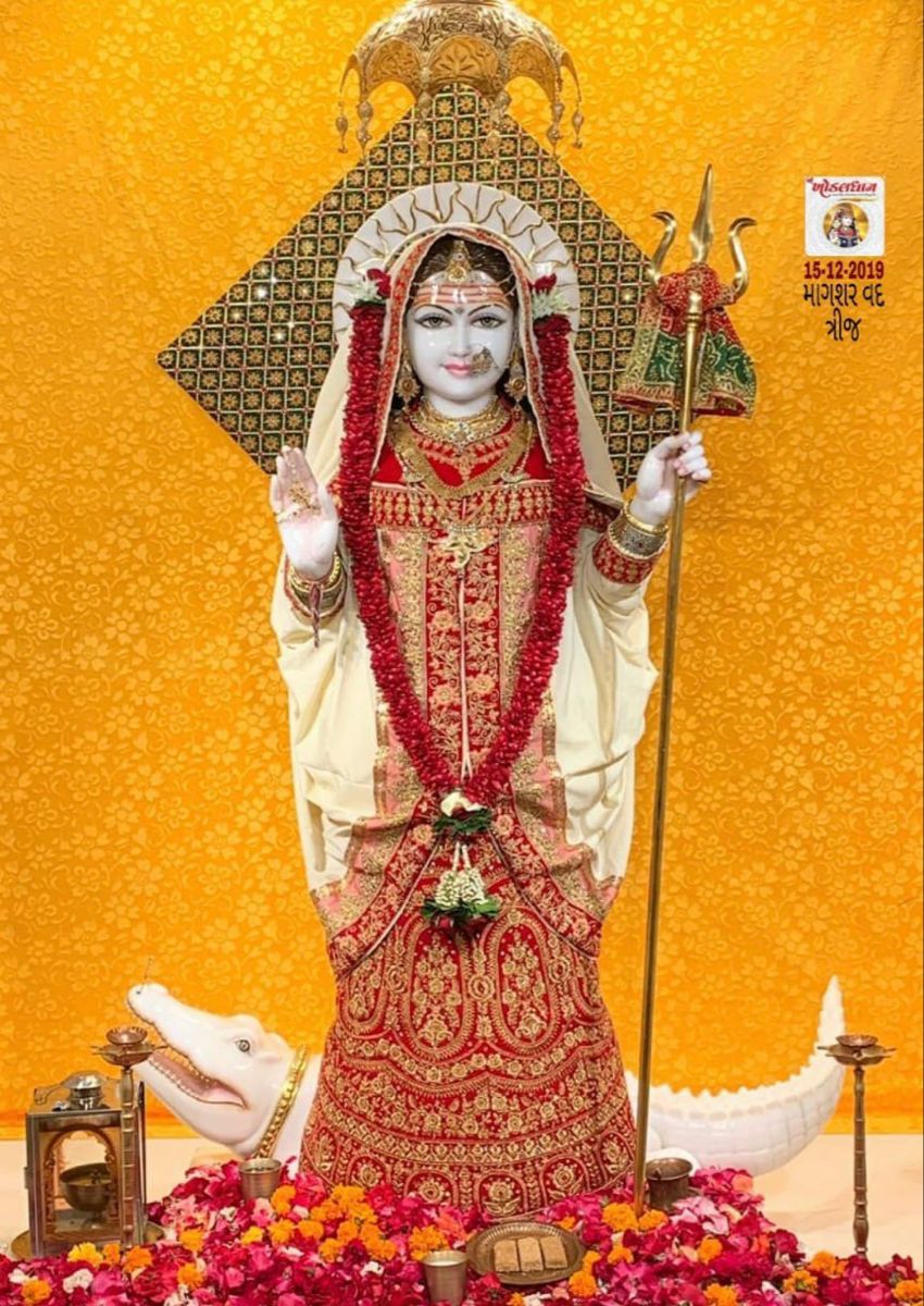 Khodiyar Maa adorned in golden attire