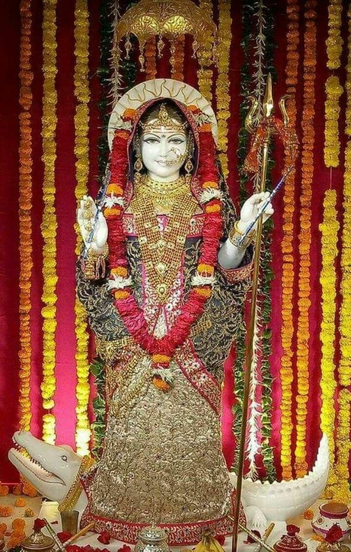 Khodiyar Maa adorned in gold jewelry