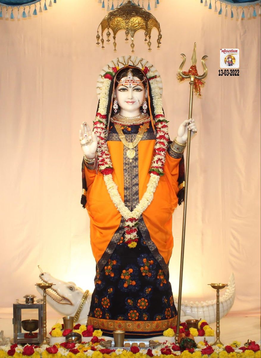Khodiyar Maa statue with trident and garland