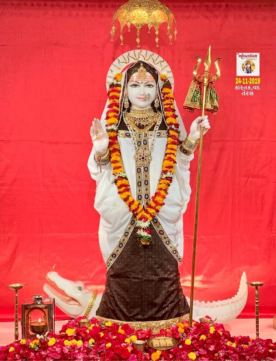 Khodiyar Maa offering blessings with trident.