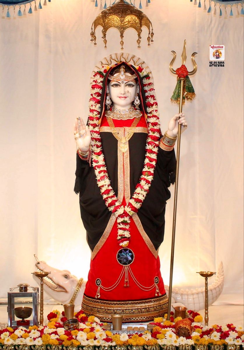 Khodiyar Maa adorned with floral garland