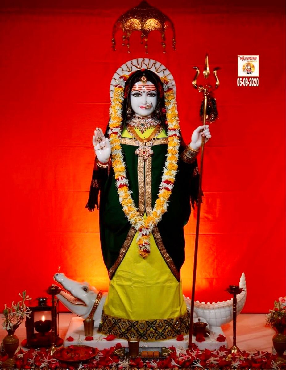 Khodiyar Maa statue with trident and serpent