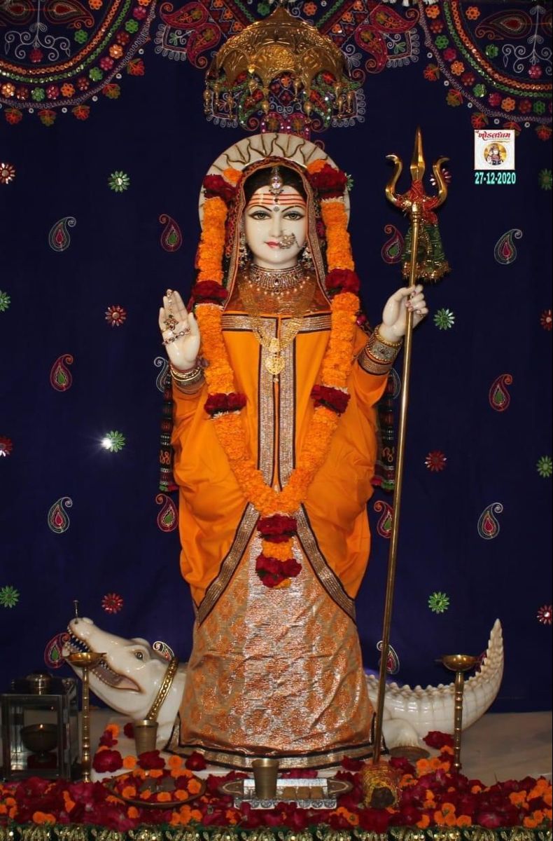 Khodiyar Maa holding trident, divine statue