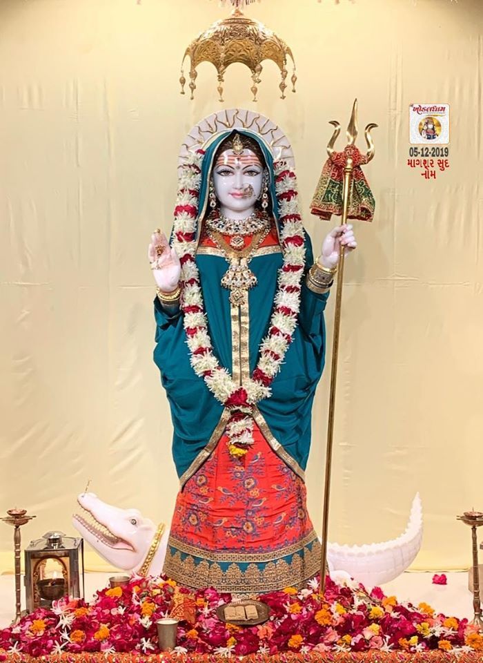 Khodiyar Maa adorned with floral garland