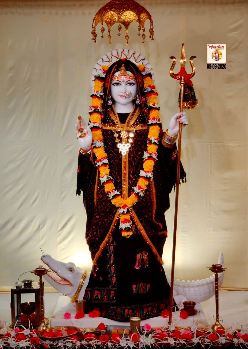 Khodiyar Maa with trident and blessings.