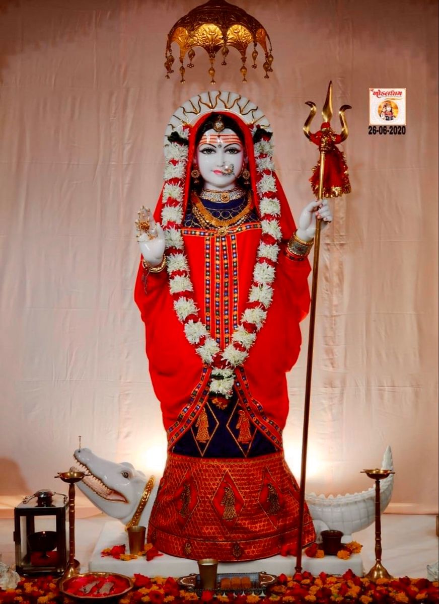 Khodiyar Maa holding a trident, blessings