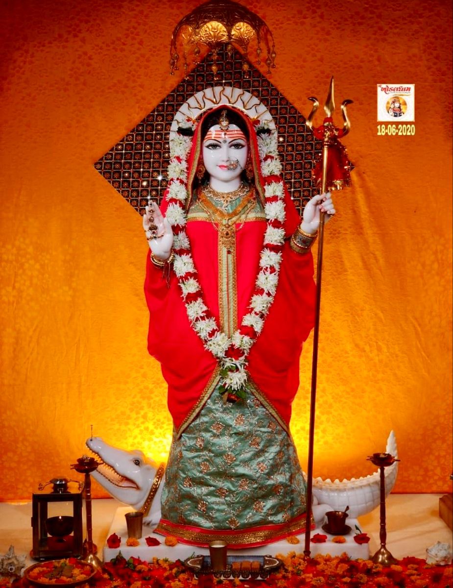 Khodiyar Maa with trident and garland