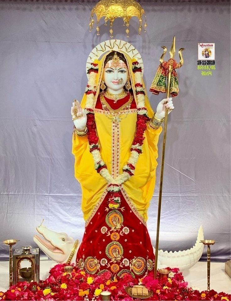 Khodiyar Maa idol with yellow sari