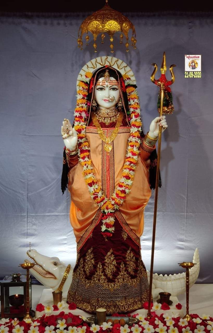 Khodiyar Maa adorned with floral garland