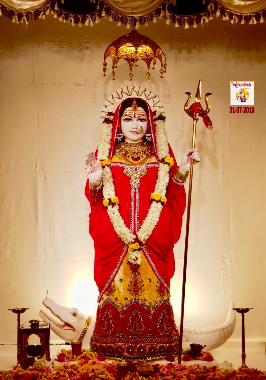 Khodiyar Maa adorned in red sari