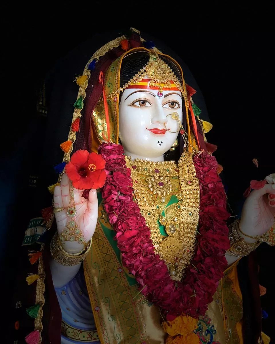 Khodiyar Maa adorned with flowers and jewelry