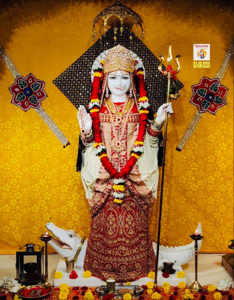 Khodiyar Maa in red saree, divine statue