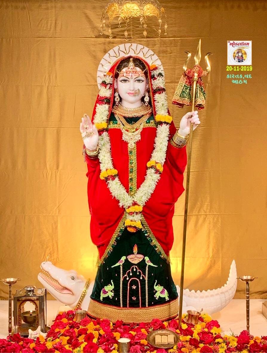 Khodiyar Maa in red saree blessing devotees