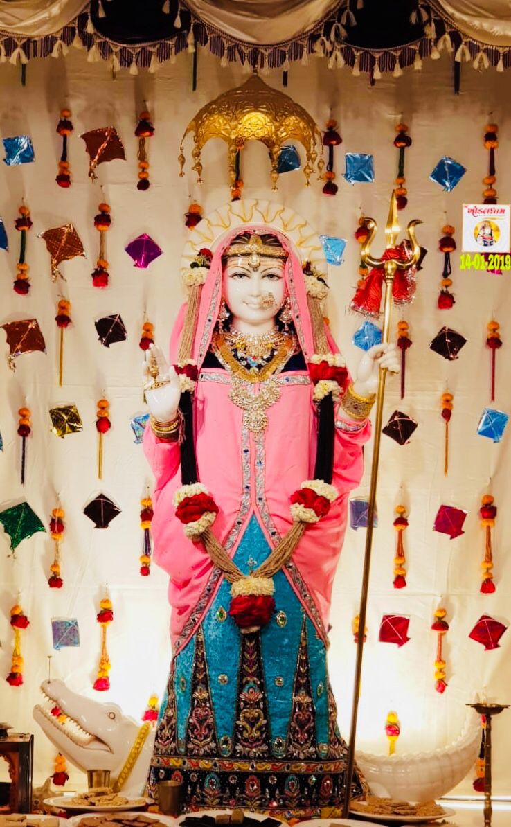 Khodiyar Maa statue with golden trident.