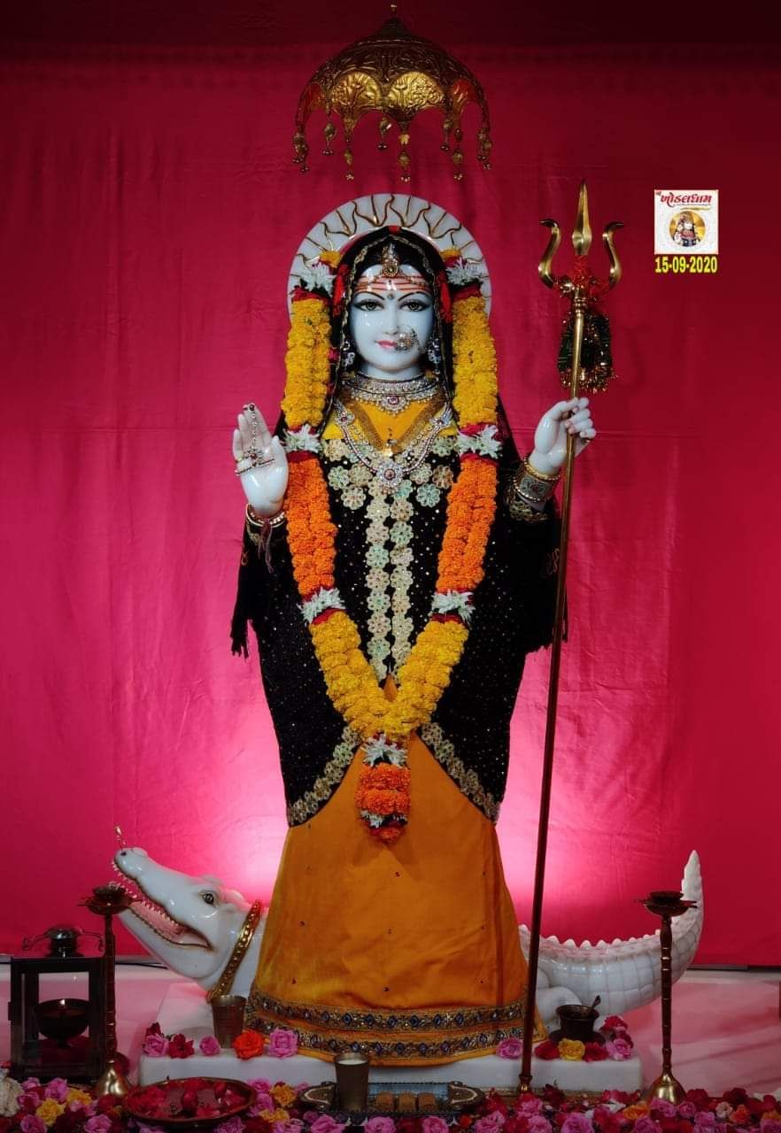 Khodiyar Maa holding a trident, blessings.