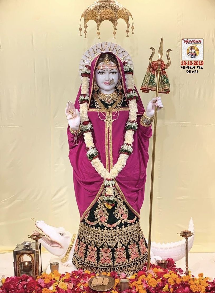 Khodiyar Maa in pink sari blessing