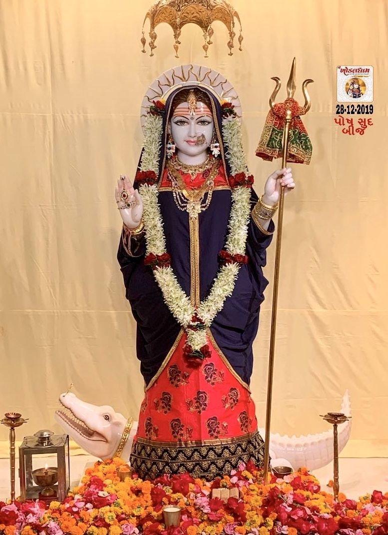 Khodiyar Maa adorned with flowers and trident