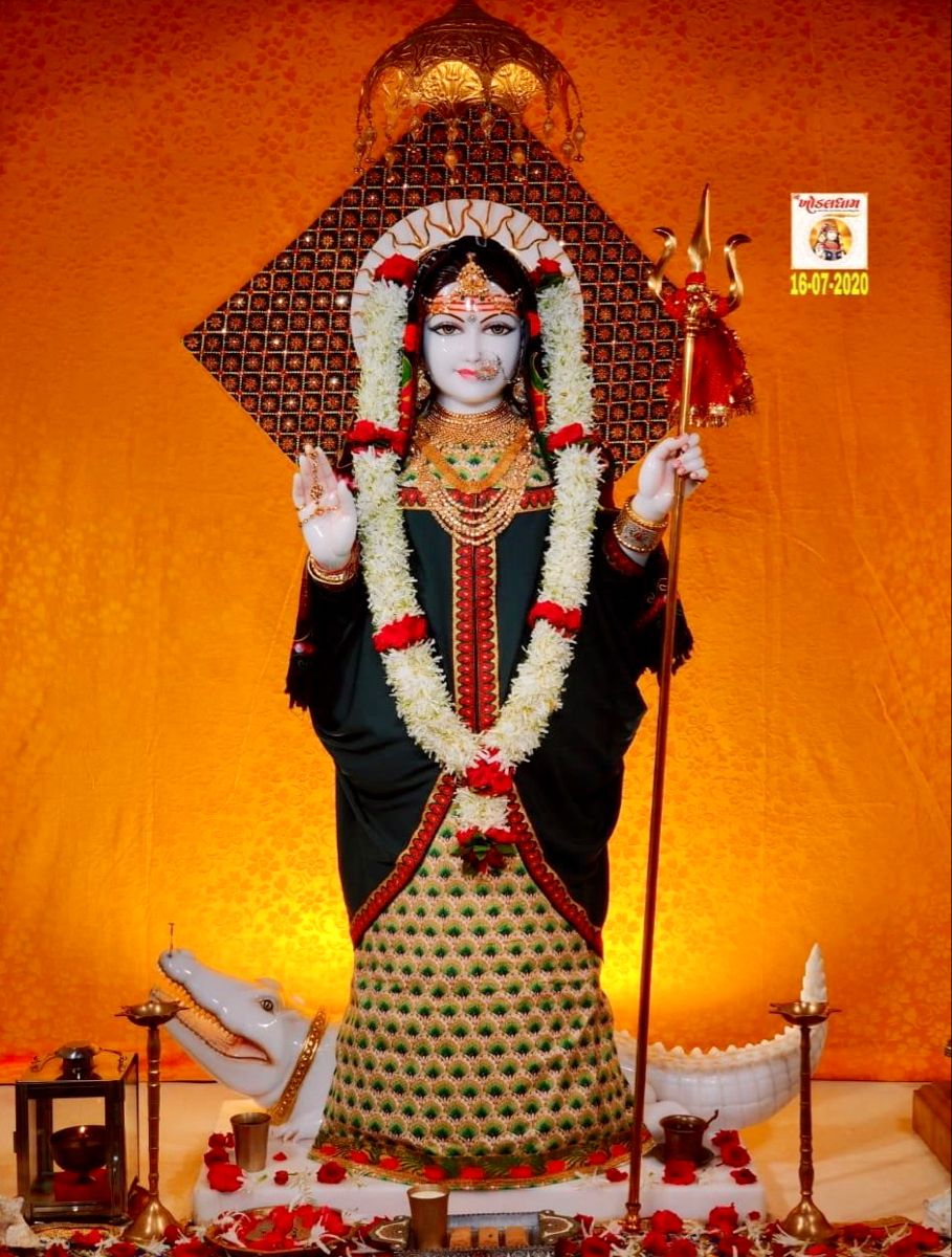 Khodiyar Maa holding trident, divine blessing