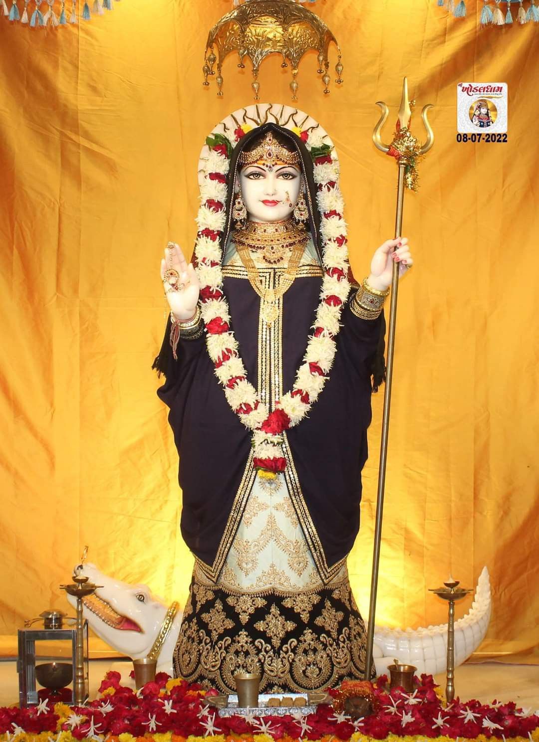 Khodiyar Maa adorned with floral garland