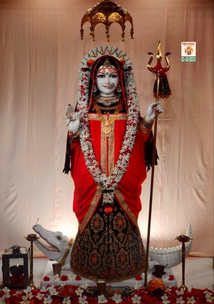 Khodiyar Maa adorned in red saree.