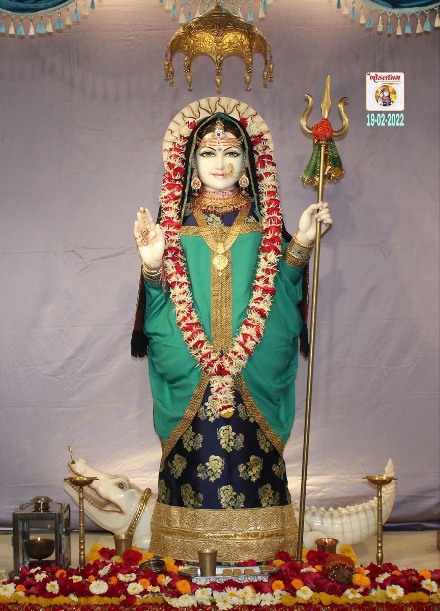 Khodiyar Maa with trident and flowers