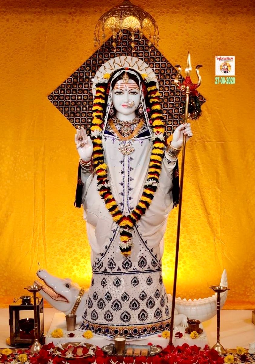 Khodiyar Maa with trident and garland