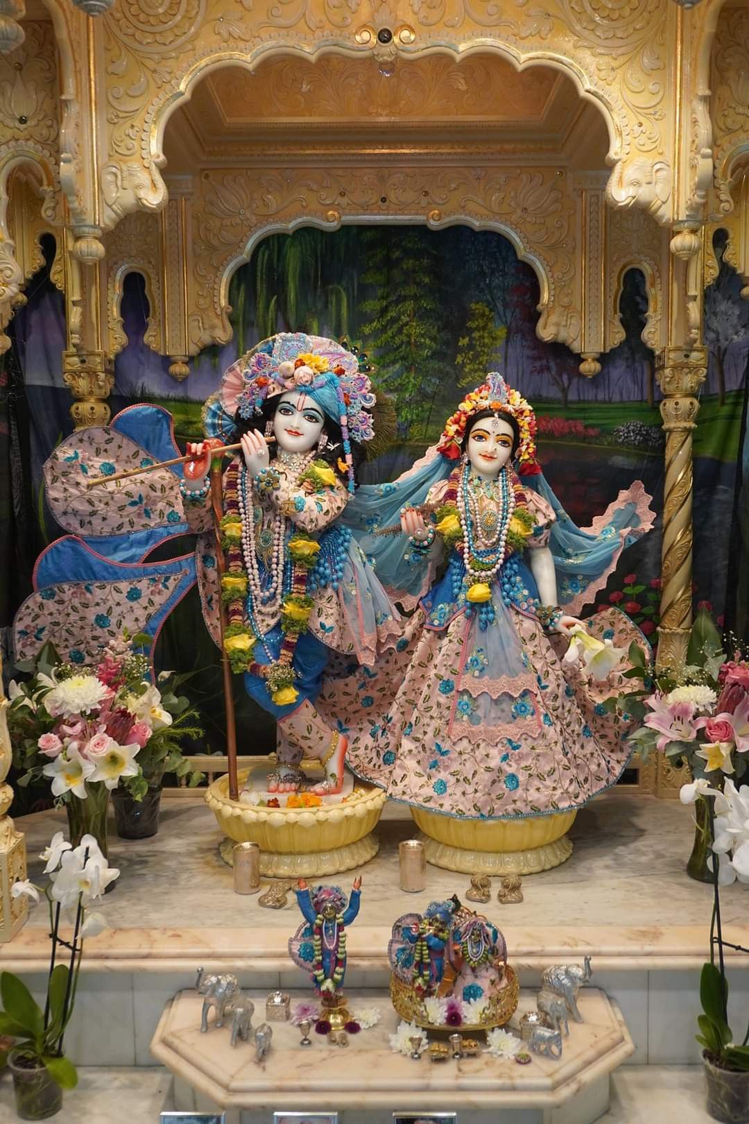 Krishna and Radha divine statue