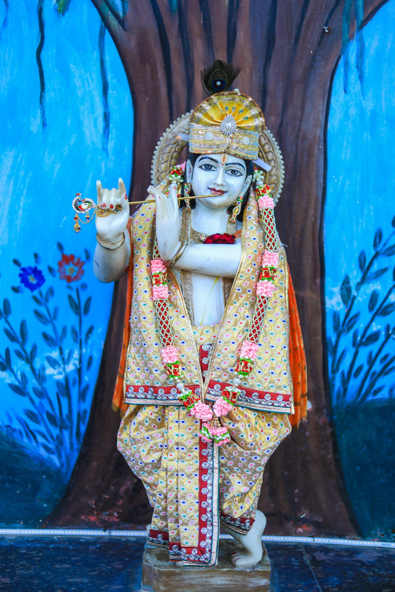 Krishna playing flute, serene statue.