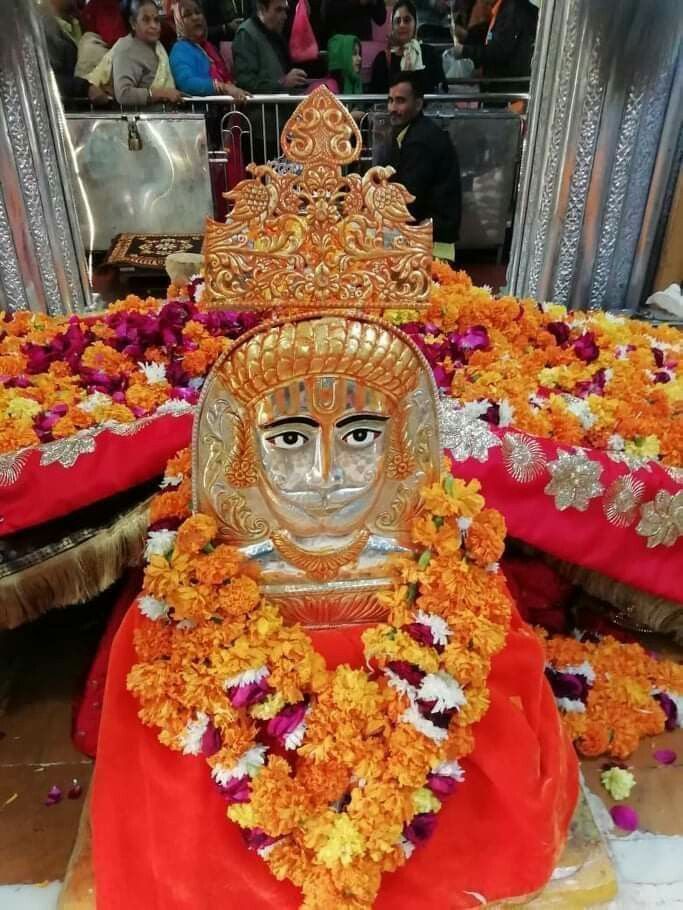 Ramdevpir\'s golden face with flowers.