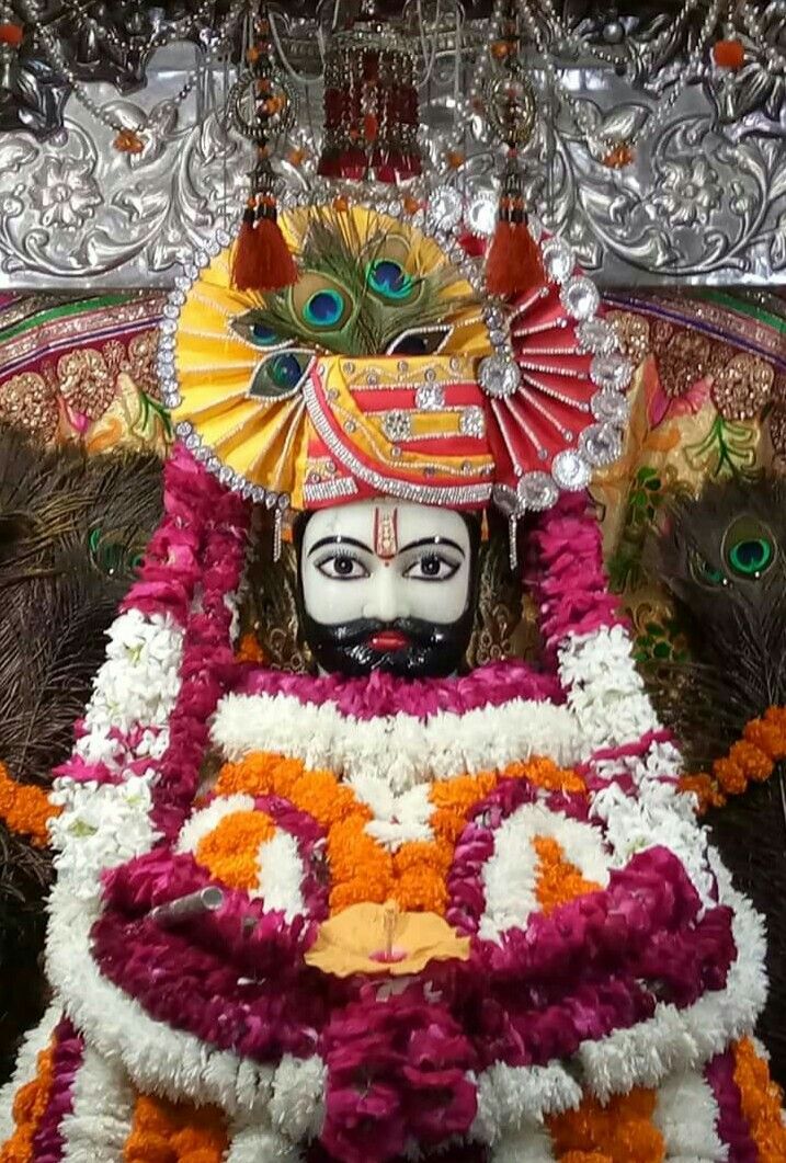 Close-up of Ramdevpir with flowers