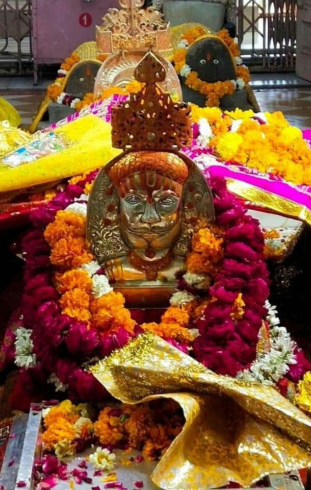 Golden face of Ramdevpir adorned with flowers