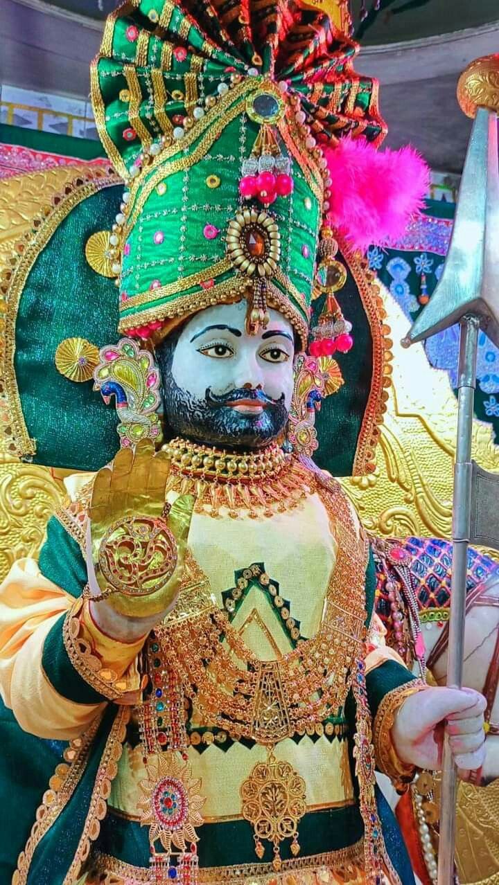 Close-up of Ramdev Pir\'s regal face