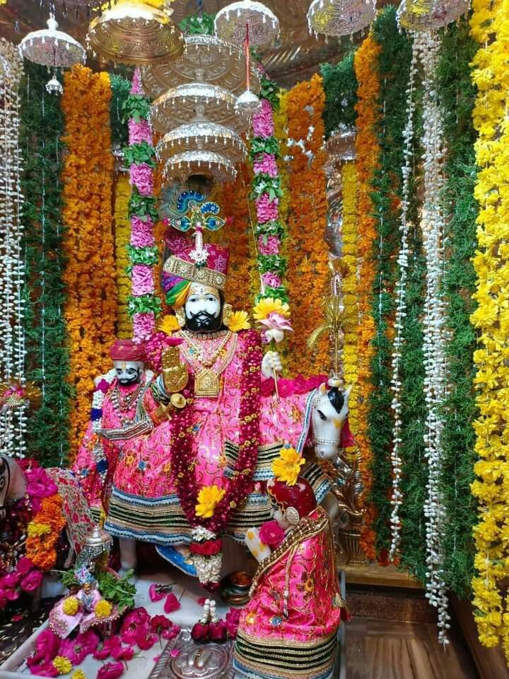 Ramdevpir adorned with flowers and gold