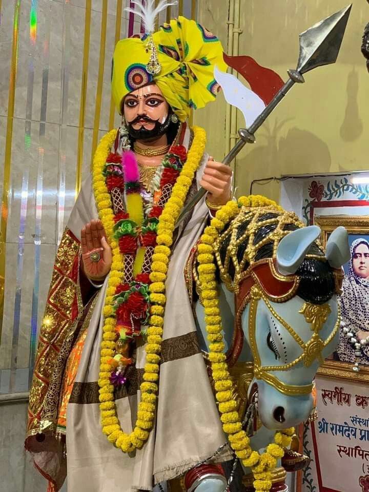 Ramdevpir statue with weapon and garland
