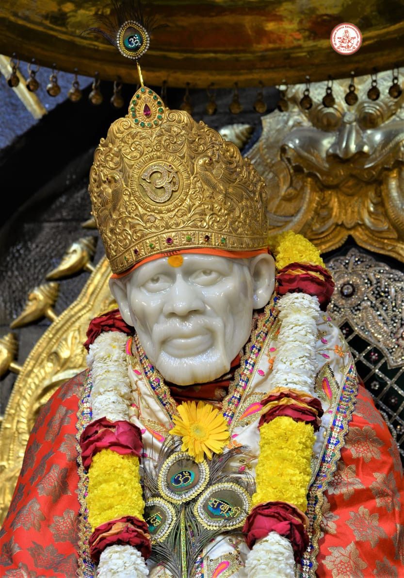 Sai Baba\'s golden crown and peaceful face