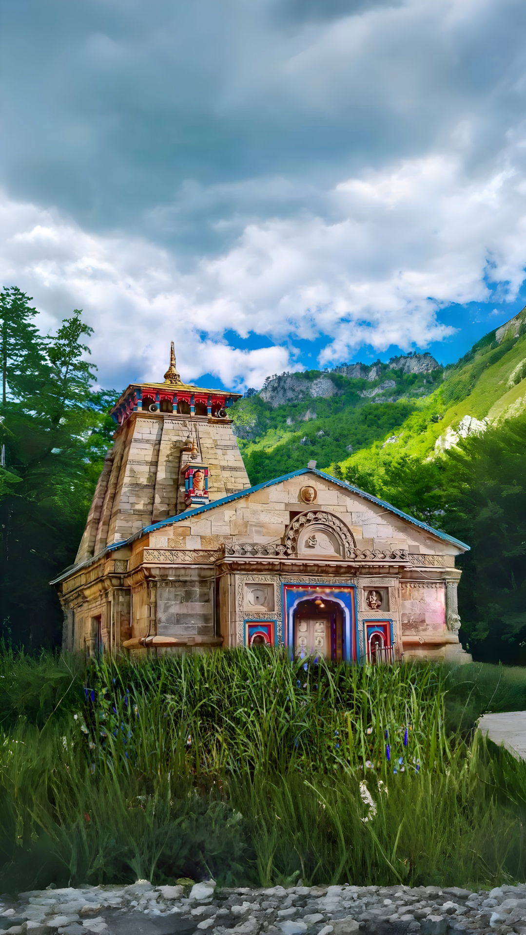 Kedarnath temple amidst Himalayan mountains