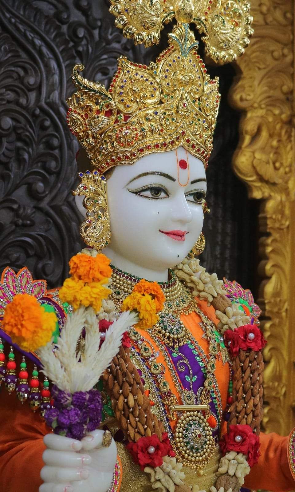 Swaminarayan Bhagwan radiant divine statue