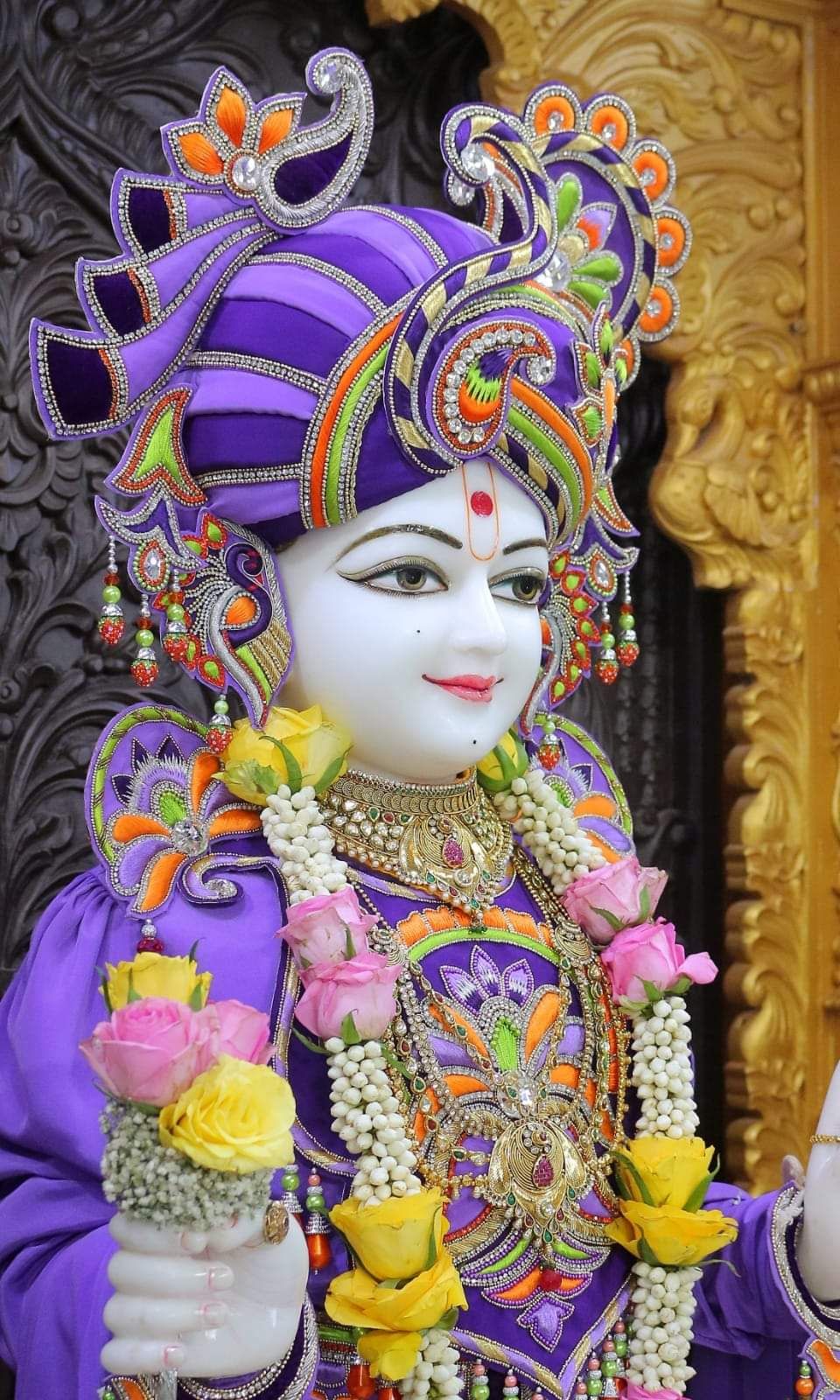 Swaminarayan Bhagwan adorned with flowers