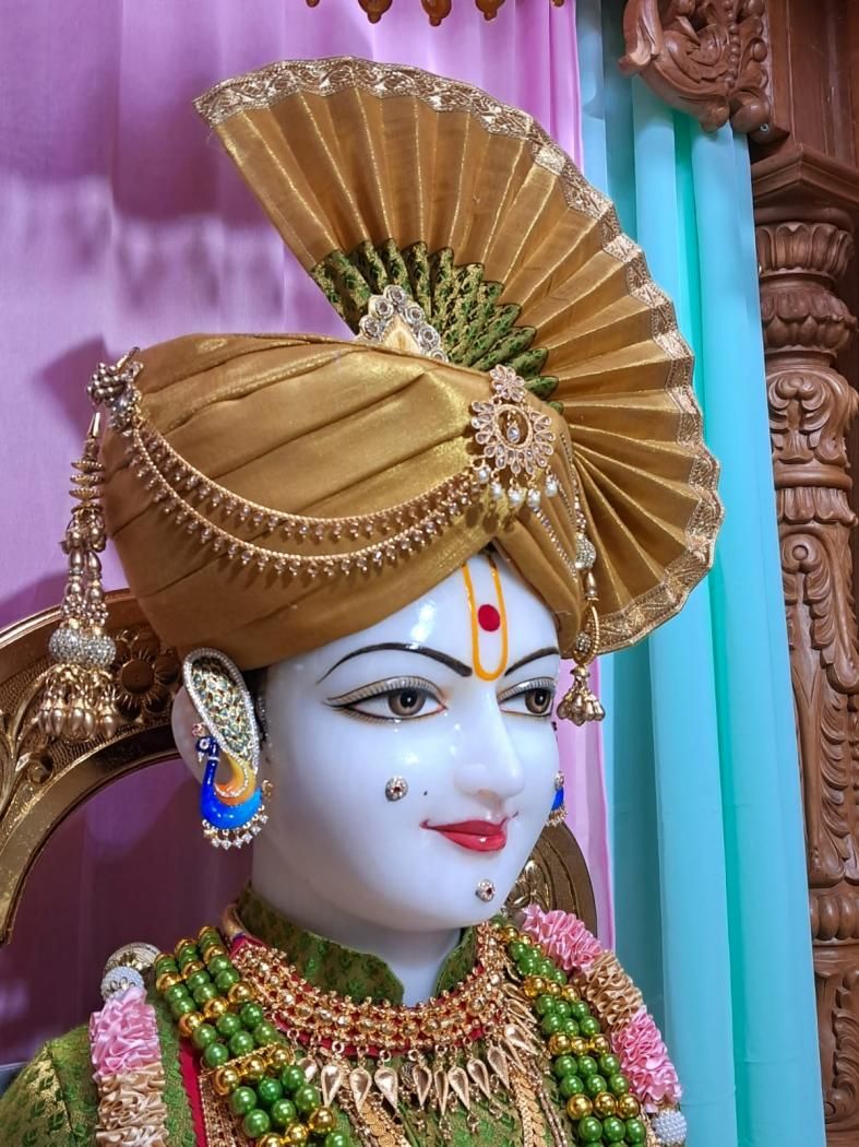 Swaminarayan Bhagwan adorned in gold